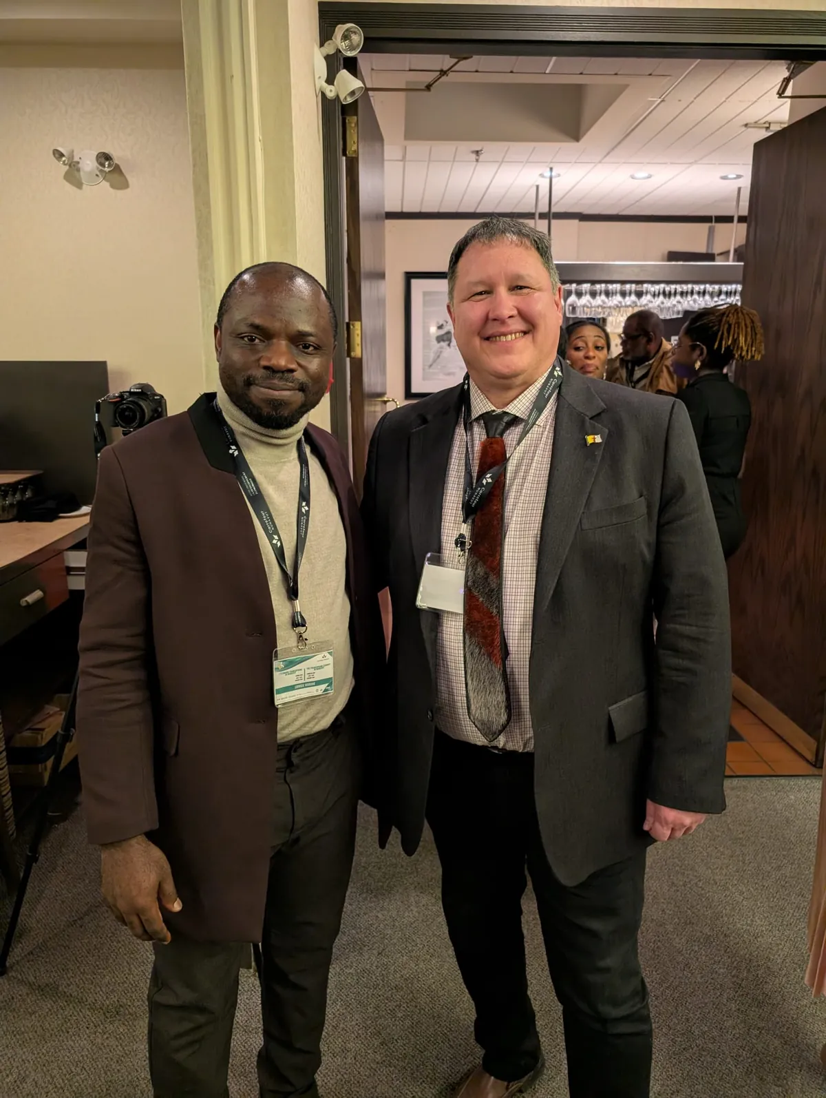 Le directeur général de Northern Brethren Corp. avec le vice-premier ministre du Nunavut, en marge de la conférence économique francophone.